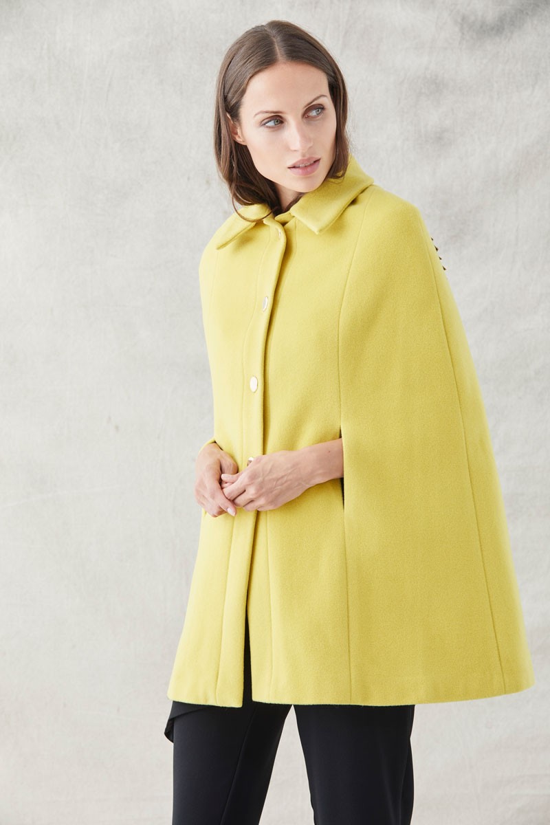 capa de invierno para invitadas de boda fiesta eventos color mostaza con bordados caballitos de mar apparentia