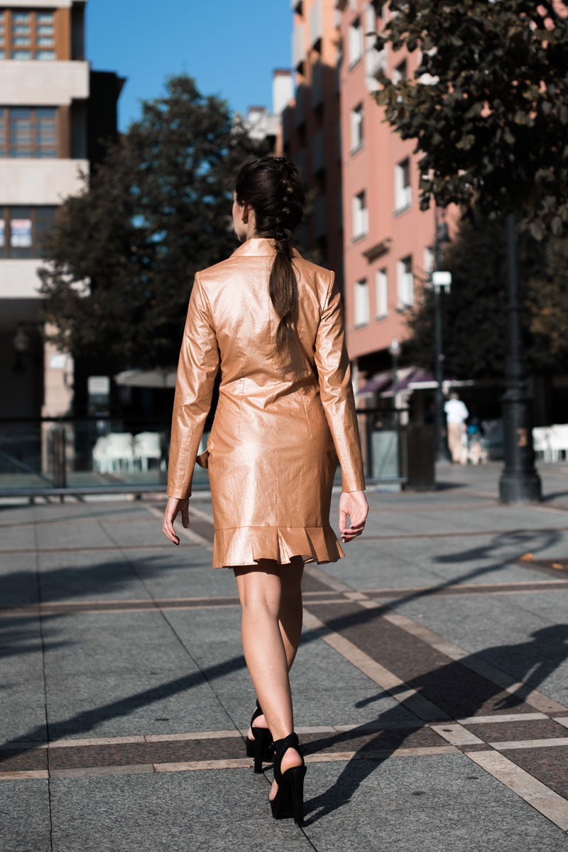 vestido corto esmoquin color cava brillante con abotonadura estilo chaqueta americana shopping apparentia wedding look