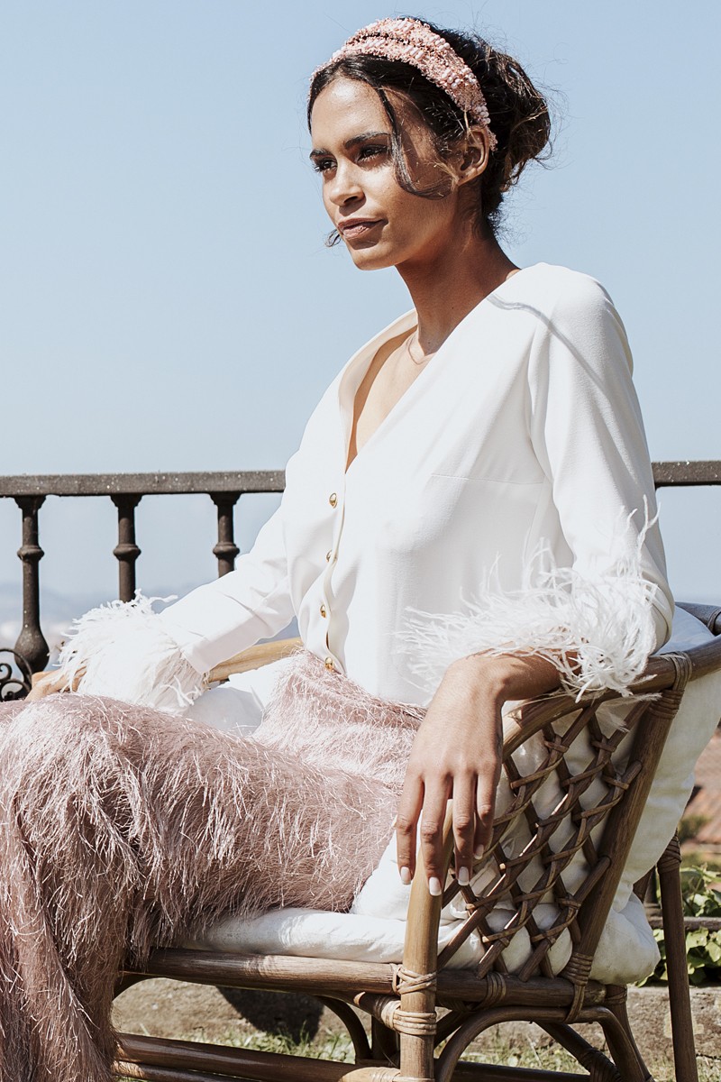 comprar online Blusa de fiesta blanca con escote en pico, botones dorados, manga larga y plumas en los puños para invitada a boda, bautizo, comunion, evento, graduacion, bbc de apparentia