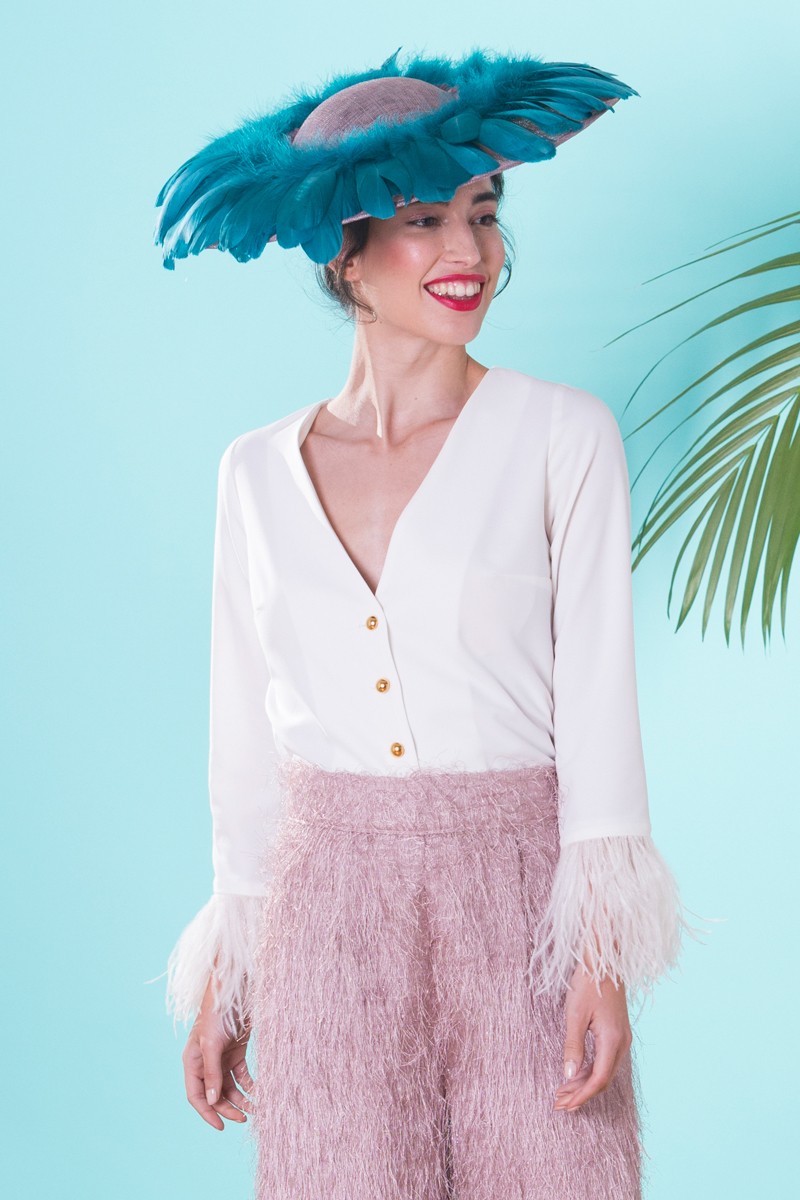 comprar online Blusa de fiesta blanca con escote en pico, botones dorados, manga larga y plumas en los puños para invitada a boda, bautizo, comunion, evento, graduacion de apparentia