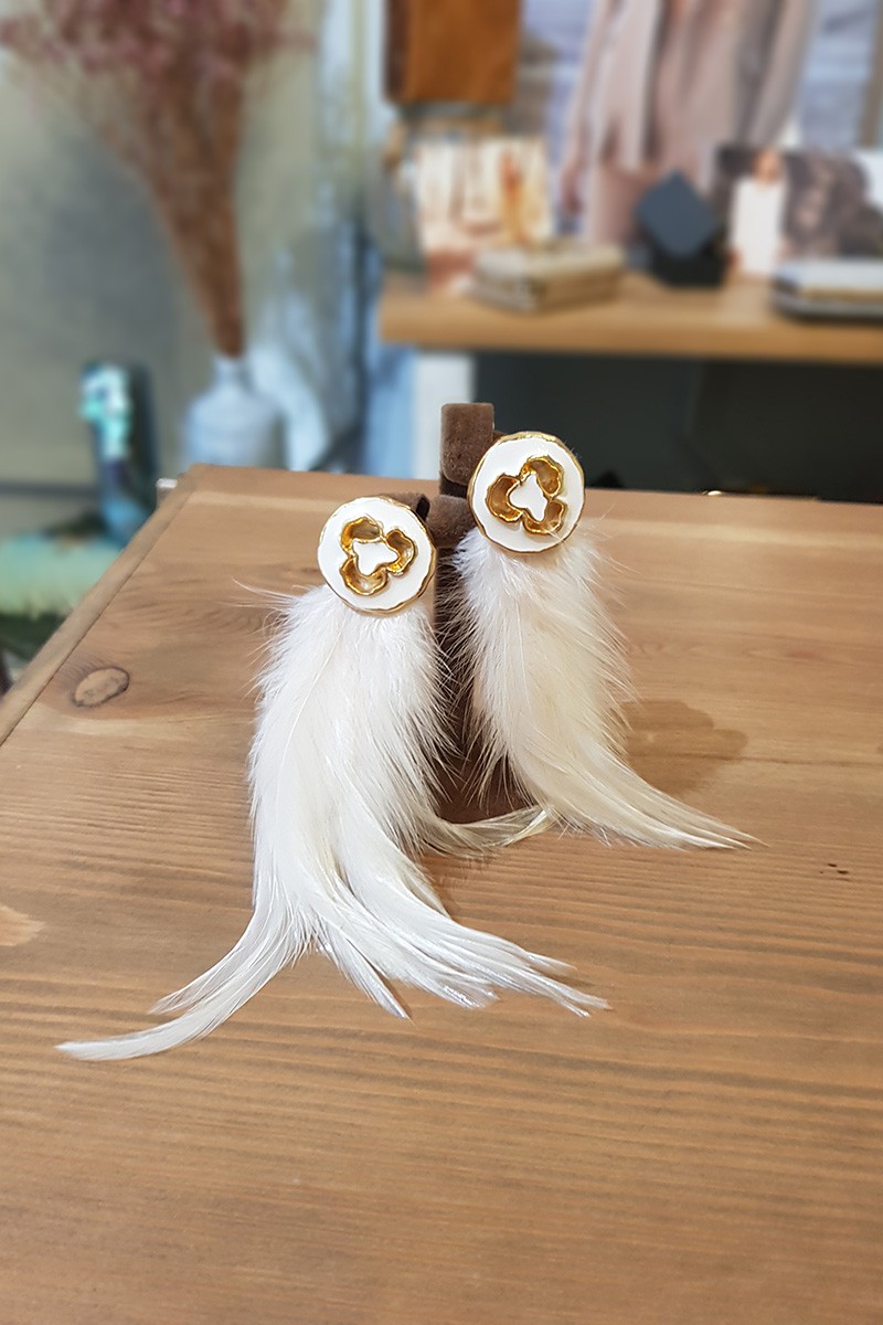 Pendientes con preciosa aplicación  en tonos dorado y blanco, adornado con plumas de gallo en color blanco para nochevieja fiesta invitadas boda