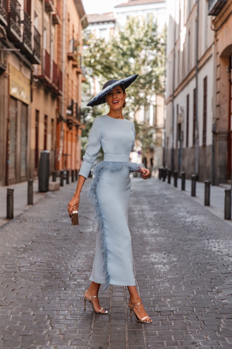 Vestido midi azul con manga larga y pluma en cintura y falda con largo tobillero para invitadas boda, madre de bautizo, comunion