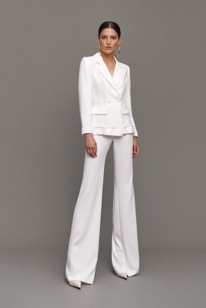traje blanco dos piezas con palazzo y chaqueta con volante para novia civil o invitada bautizo, comunion