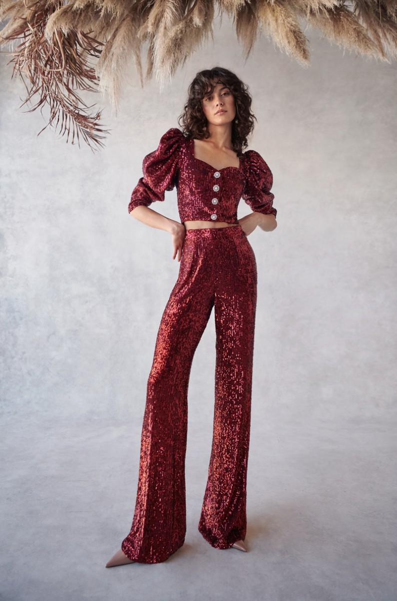 conjunto de fiesta  top con boton joya y manga jamon y pantalon en lentejuelas granate. para boda, noche, celebracion, coctel, comprar online