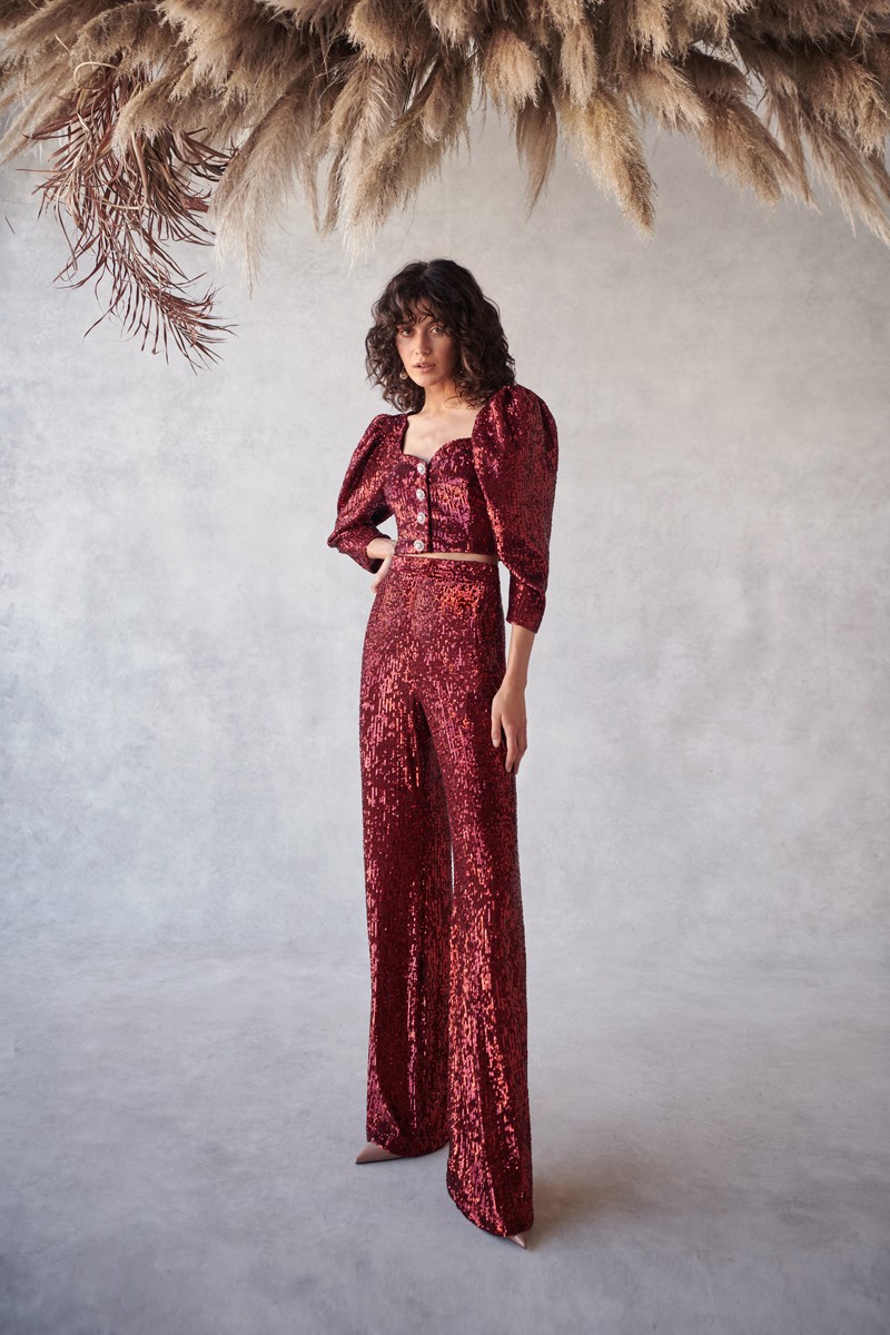 conjunto de fiesta  top con boton joya y manga jamon y pantalon en lentejuelas granate. para boda, noche, celebracion, coctel