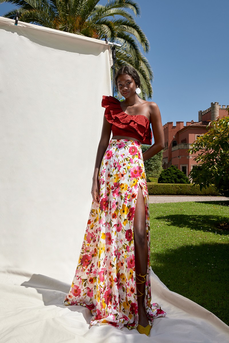 comprar online top de fiesta corto asimetrico con doble volante en  tafeta burdeos para invitadas a bodas de verano, bautizo, comunion, shoponline, apparentia