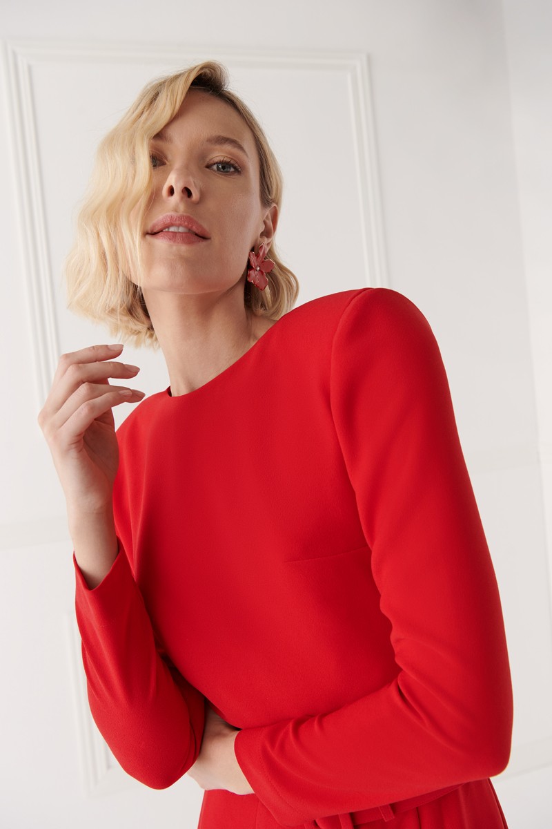 top corto confeccionado en crepe rojo, escote a la caja y manga larga con hombreras para invitada a boda, fiesta, evento, invitadas, shoponline apparentia