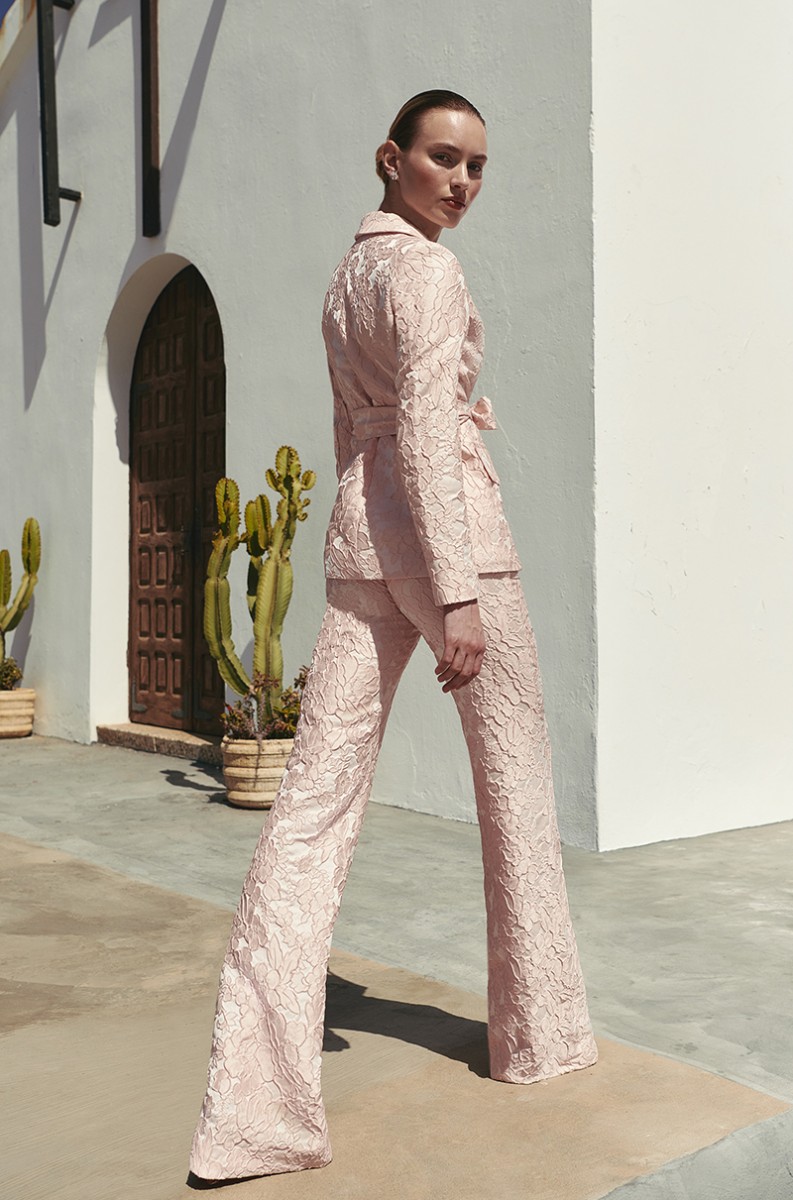 comprar online traje de chaqueta y pantalon en jacquard brocado rosa nude  con cuello esmoquin y cinturon para boda,  invitada, fiesta, celebracion, coctel, mamá de comunion