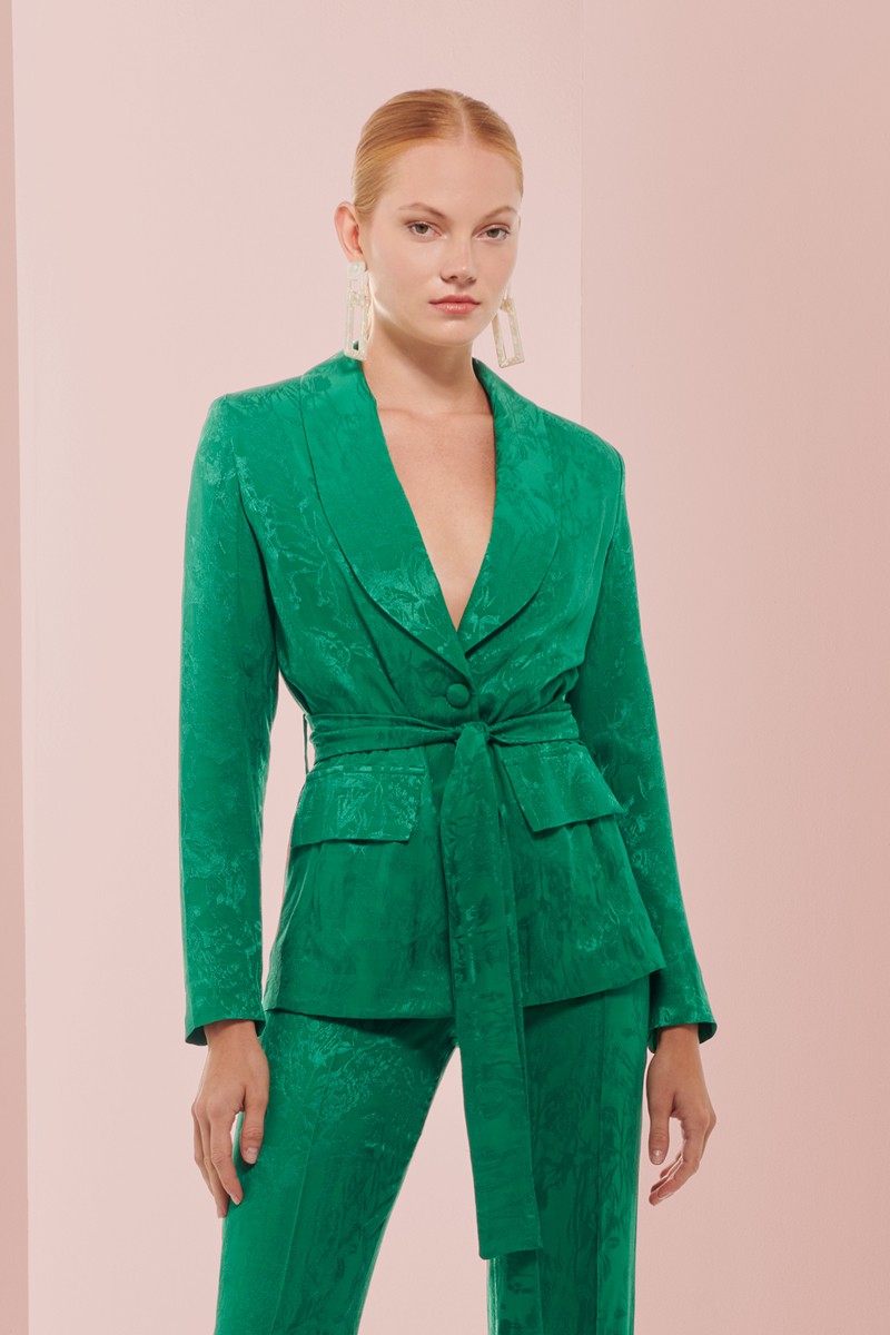 comprar online traje de chaqueta en jacquard fluido verde  esmeralda y cinturon para boda,  invitada, fiesta, celebracion, coctel, comunion