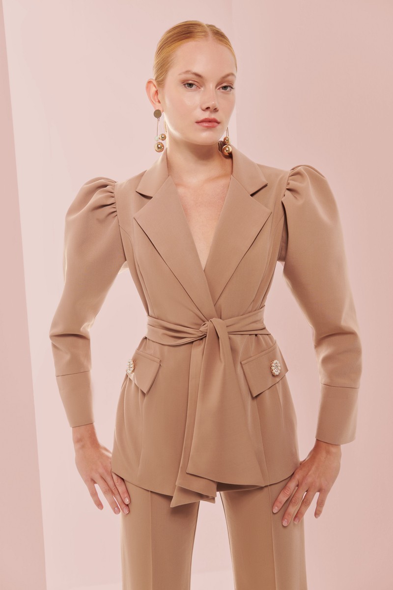 traje de pantalon y blazer crepe camel con manga abullonada para boda,  invitada, fiesta, celebracion, coctel, mamá de comunion, graduacion