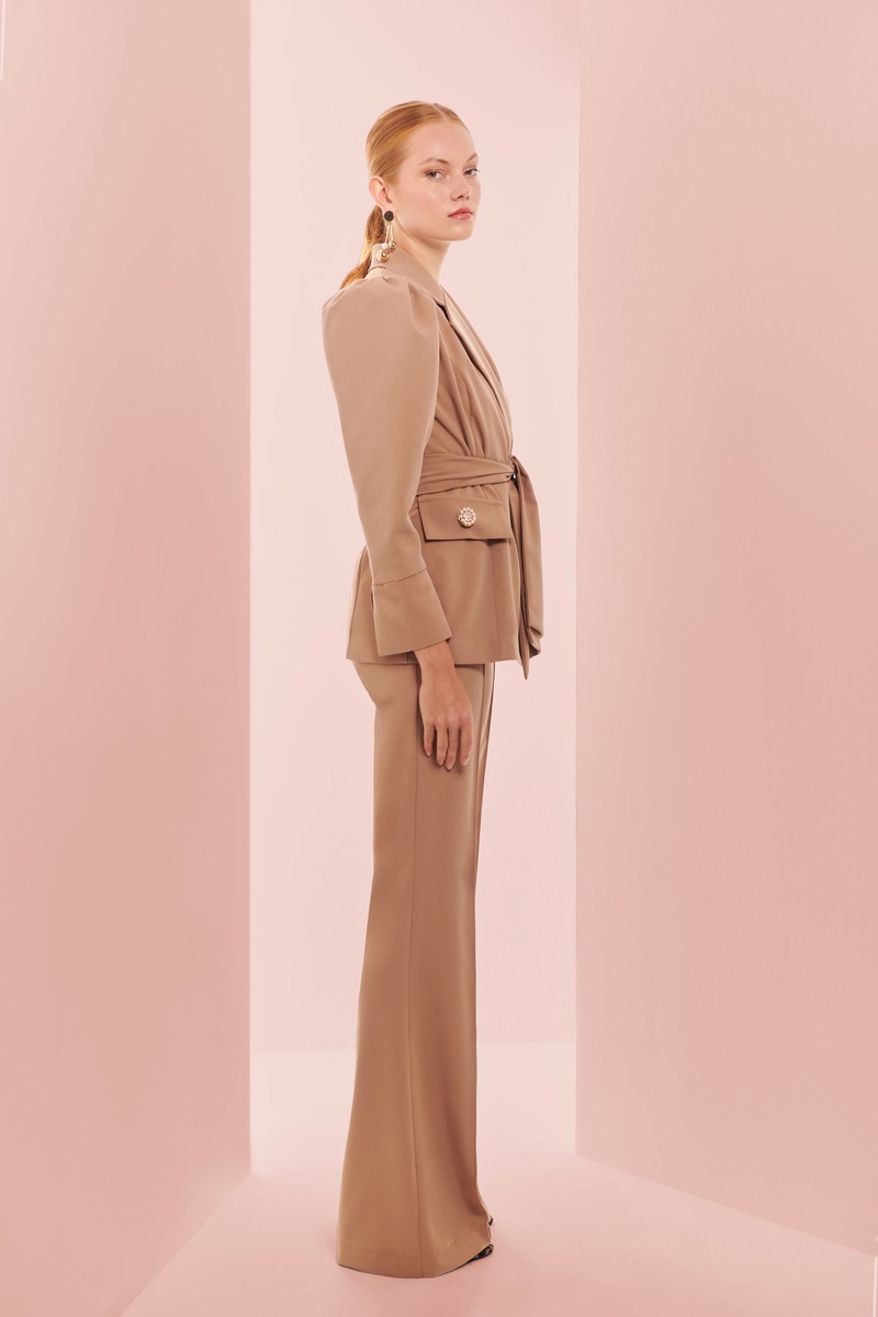 traje de pantalon y chaqueta crepe camel con manga abullonada para boda,  invitada, fiesta, celebracion, coctel, mamá de comunion, graduacion