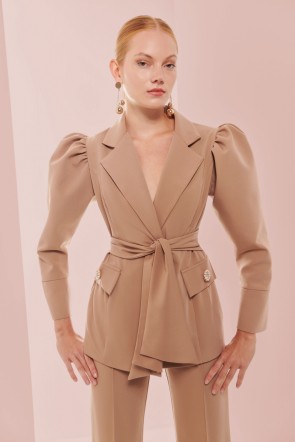 traje de pantalon y blazer crepe camel con manga abullonada para boda,  invitada, fiesta, celebracion, coctel, mamá de comunion, graduacion