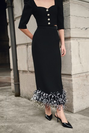 falda confeccionada en crepe negro, recta con boas de plumas al tono blanca y negra para invitada a boda, fiesta, evento, invitadas, shop online apparentia