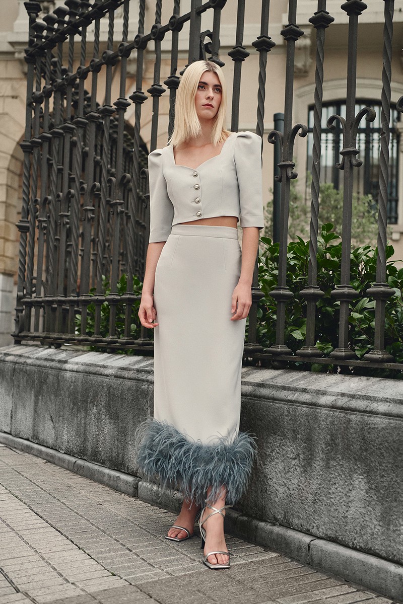 Conjunto  top y falda en crepe  gris con manga francesa, escote corazon y botones joya para invitada boda invierno, evento, comunion, fiesta, navidad, shoponline