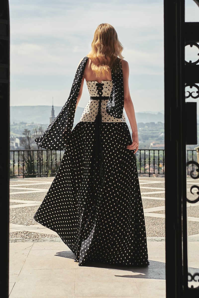  falda larga de lunares blanco y negro con corsé a juego para invitada a boda primavera verano feria de abril