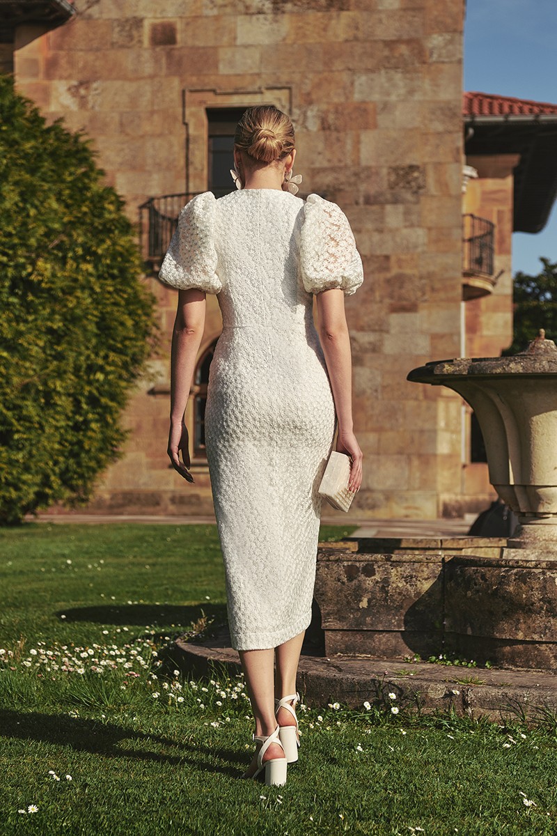 comprar vestido recto midi confeccionado en un tul ligero con margaritas bordadas en color blanco con manga abullonada escote en pico para invitadas comunion bautizo novia civil