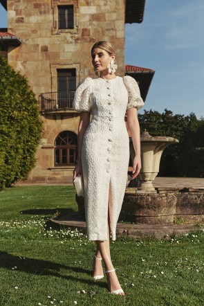 vestido midi confeccionado en un tul ligero con margaritas bordadas en color blanco con manga abullonada escote en pico para invitadas comunion bautizo novia civil