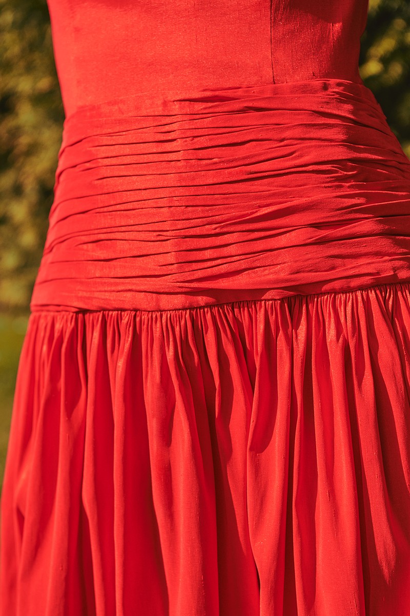 vestido rojo con canesú drapeado para invitada a boda, hermano del novio, hermana de la novia, fiesta, gala, red carpet,