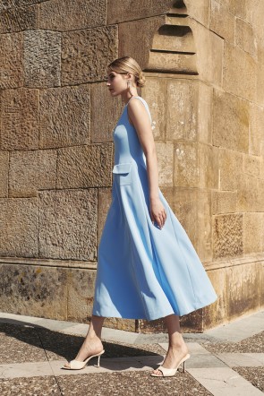 vestido midi evase crepe azul claro sin mangas para boda de día, mamá de comunión o bautizo.